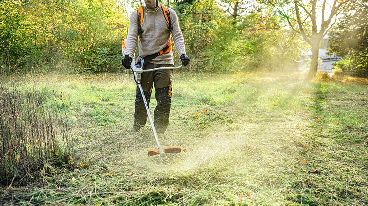 Batterigræstrimmeren STIHL FSA 200 er udformet til lange arbejdspas. Den er perfekt afbalanceret med antivibrationssystem, som mindsker belastningen af led og muskler.
