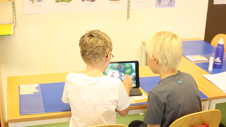 Barn som spelar Kul med Duffton