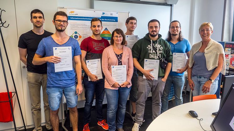 Nach erfolgreicher Prüfung: Studierende mit Prof. Dr. Margit Scholl (r.) und Wirtschaftsinformatiker Jens-Peter Ehrlich (l.).