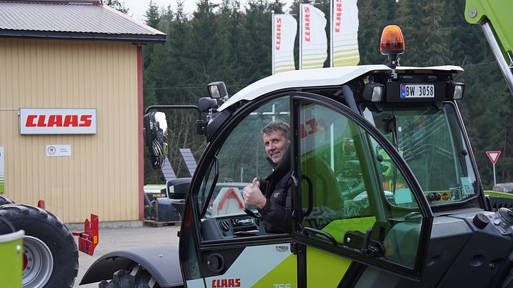 Frank Karling hos CF Maskin gir tommel opp for traktorregistrerte CLAAS SCORPION.