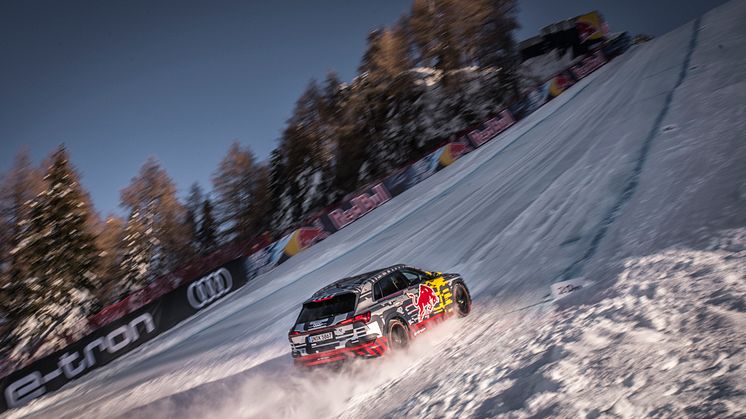 Audi e-tron kører op af styrtløbsløjpe