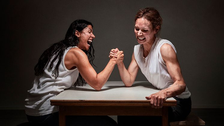 Angelica Radvolt och Nina Persson i Vinnaren tar allt på Malmö Stadsteater. I föreställningen medverkar också bl a Thomas Öberg, Moto Boy och Kristin Amparo. Foto: Johan Sundell