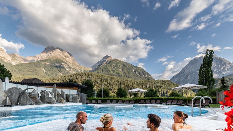 Baden mit Aussicht auf die Unterengadiner Dolomiten im Mineralbad Bogn Engiadina in Scuol (c) Johannes Fredheim