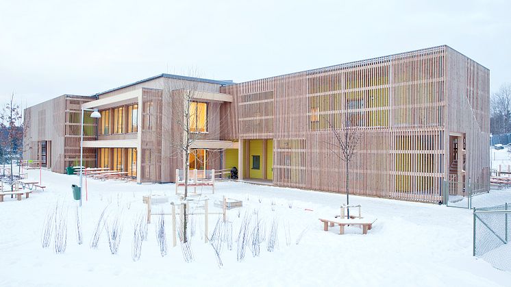 Lustigkulla förskola i Knivsta kommun är isolerad med brandsäker, naturlig ROCKWOOL stenull i väggar, runt fönster och på tak. Foto: Philipp Gallon