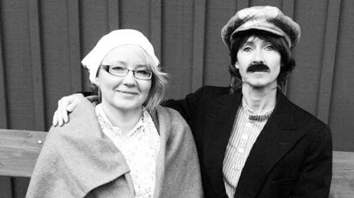 Maria Andersson och Kristina Alleborg som Charlotta och Oscar Johansson - föräldraparet i en vanlig familj på bruksorten Jonsered under 1800-talet.