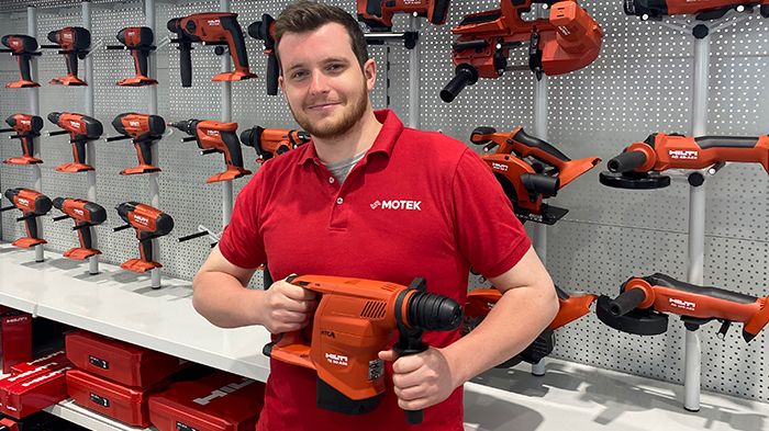 Butikksjef Kenneth Øvrum viser stolt frem noe av Hiltiverktøyet i den nye butikken på Kjeller.