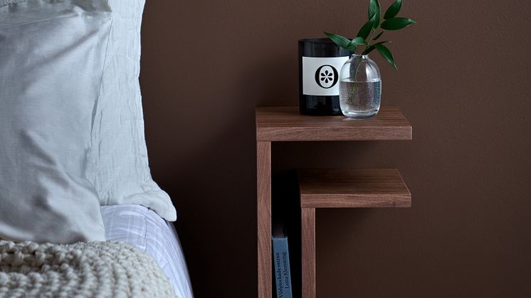 F-Shelf från Maze Interior är ett stilrent sängbord som kan monteras på flera olika sätt för att passa perfekt där det ska sitta
