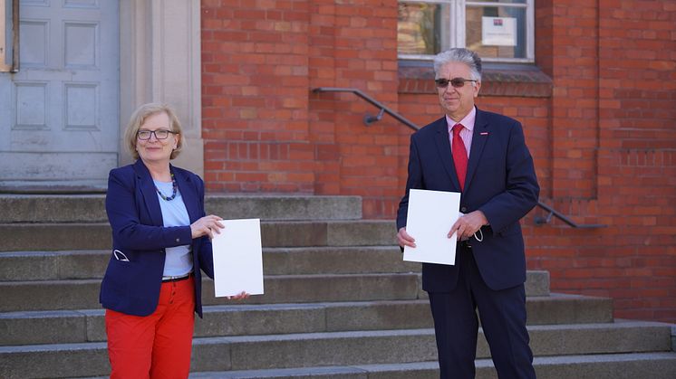 Am 10. Mai 2021 unterzeichneten TH-Wildau-Präsidentin Prof. Ulrike Tippe und Knut Deutscher, Hauptgeschäftsführer der Handwerkskammer Cottbus eine Kooperationsvereinbarung, um zukünftig gemeinsam verstärkt Synergien zu nutzen. (Bild: Lange)