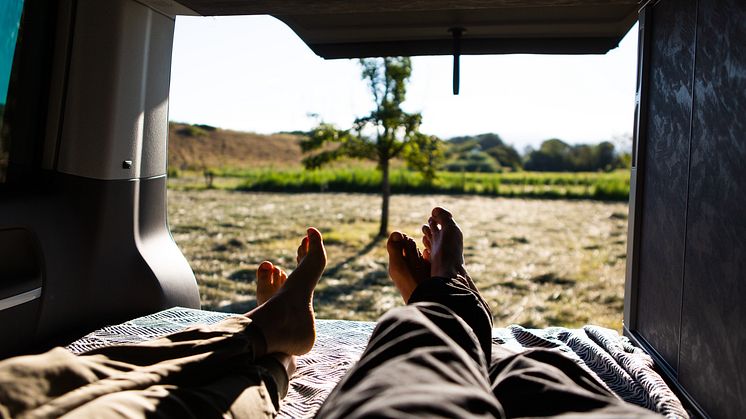 Eiderstedt: Camper liegen im Van und blicken in die Landschaft, Copyright: Lucas Wahl/ Julius Schrank