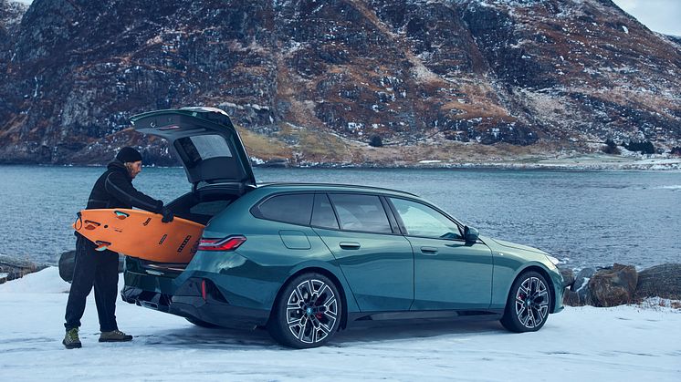 BMW i5 eDrive40 Touring og den svenske surfer Freddie Meadows