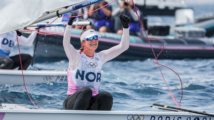 ÆRESMEDLEM: Line Flem Høst som vant bronse i OL i Paris, blir utnevnt til æresmedlem i klasseklubben "ILCA Norge". FOTO: Sander van der Borch/World Sailing