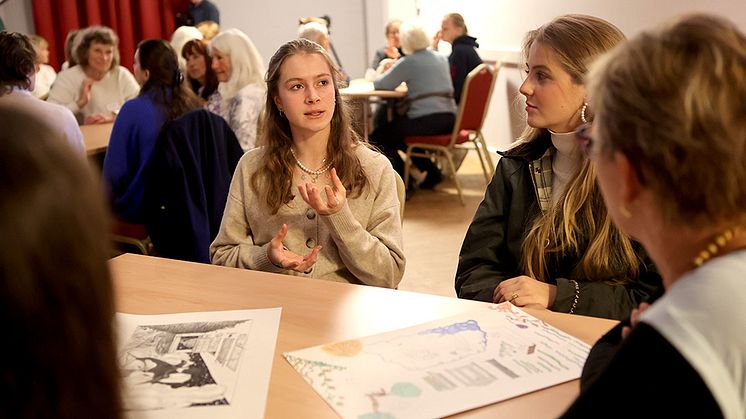 Unsere Louisenlunder Schülerinnen und Schüler kamen mit den Großmüttern ins Gespräch