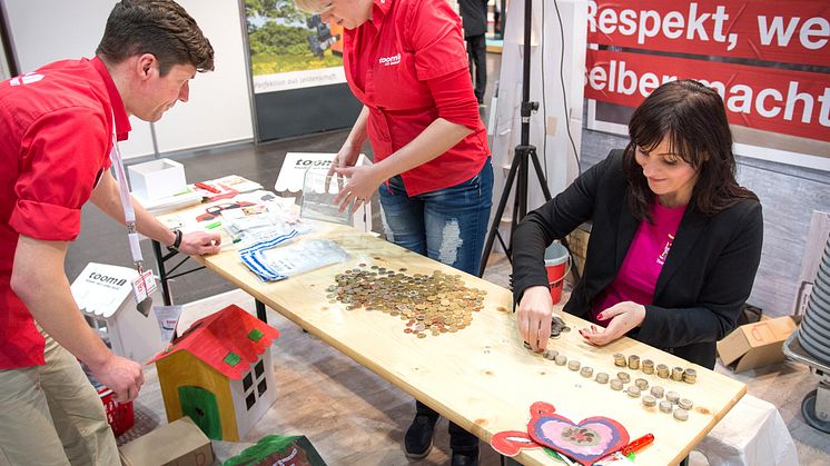 Toom Baumarkt sammelt für Bärenherz: Spendenaktion auf der Messe Haus-Garten-Freizeit