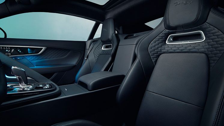 Jag_F-TYPE_21MY_Image_Studio_Interior_Ebony_02.12.19_012