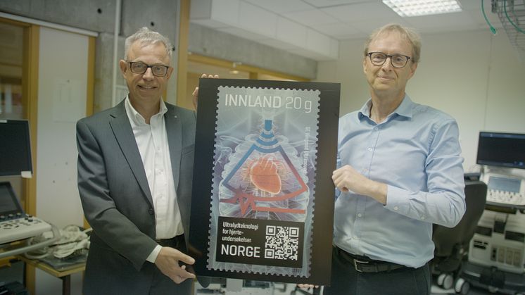 Administrerende direktør Dagfinn Sætre i GE Vingmed (til høyre) viser frimerket sammen med frimerkedirektør Halvor Fasting i Posten. Foto:Petter Sørnæs