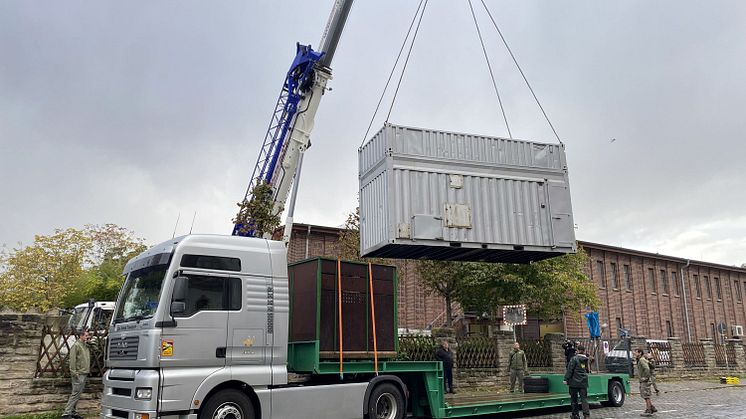 Verladung des Elefantencontainers auf den Spezialtransporter - Foto Zoo Leipzig