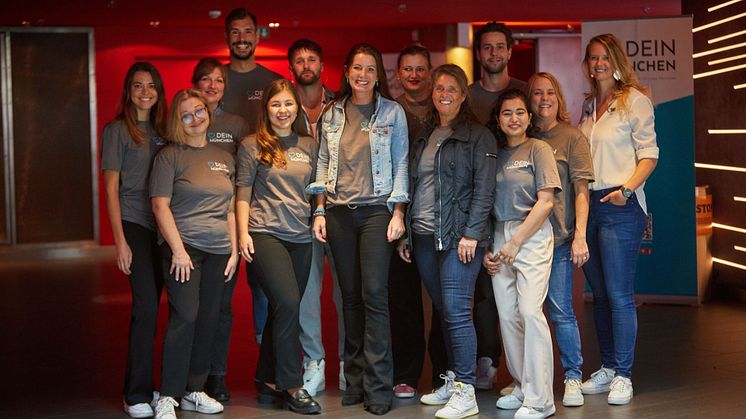 Mara Bertling (Mitte) und das Team von DEIN MÜNCHEN beim großen NO LIMITS!-Kick-Off im Mathäser Filmpalast. 