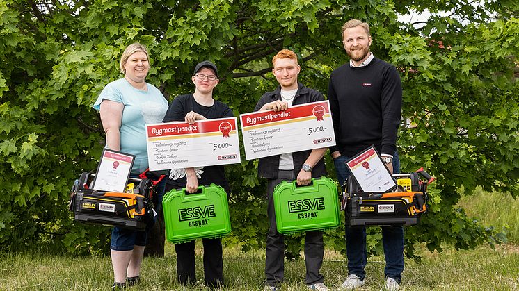 Bygmastipendiaterna vid Vallentuna gymnasium Joakim Enbom & Joakim Ljung, tillsammans med rektor Cecilia Berg och Bygmas Arvid Volgsten.