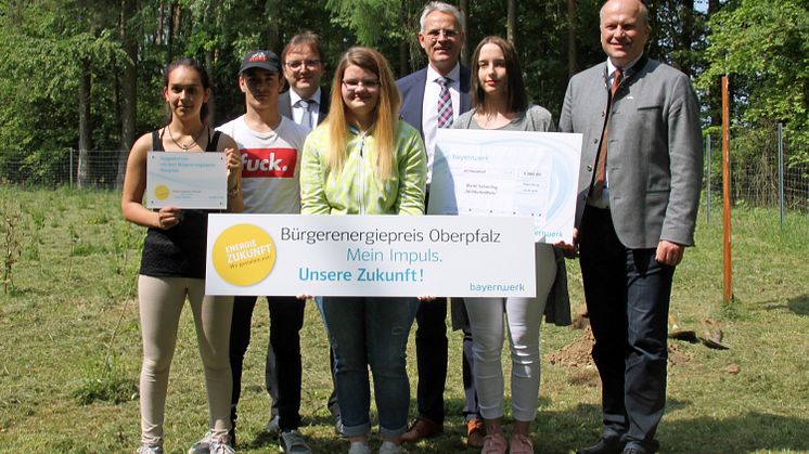 Auftakt für den Bürgerenergiepreis Oberpfalz 2018 bei der Klimajugend Schierling: Regierungsvizepräsident Christoph Reichert, Christoph Henzel vom Bayernwerk und Bürgermeister Christian Kiendl (v.l.)