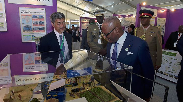 Malian President Ibrahim Boubacar Keita visits the Yamaha booth at the Japan Fair 2016