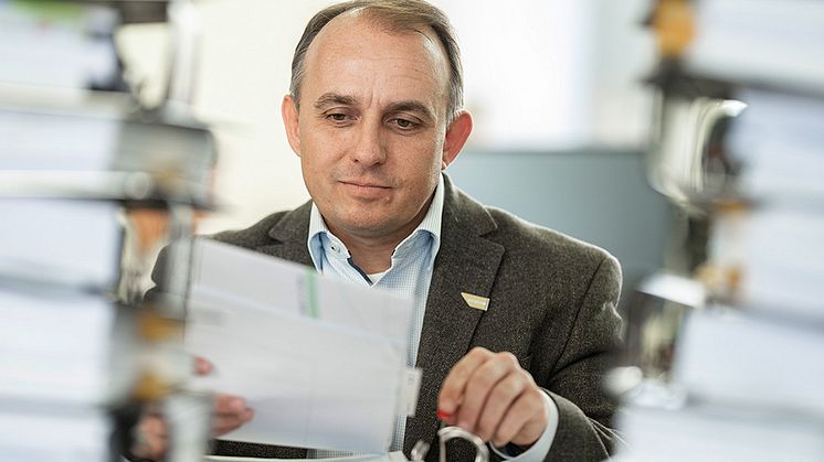1600 Seiten umfassend ist der Antrag für das Planfeststellungsverfahren für den geplanten Kabelneubau im Landkreis Dachau. Genehmigungsmanager Markus Schmitt von der Bayernwerk Netz prüft die Unterlagen vor der Abgabe an die Regierung von Oberbayern.