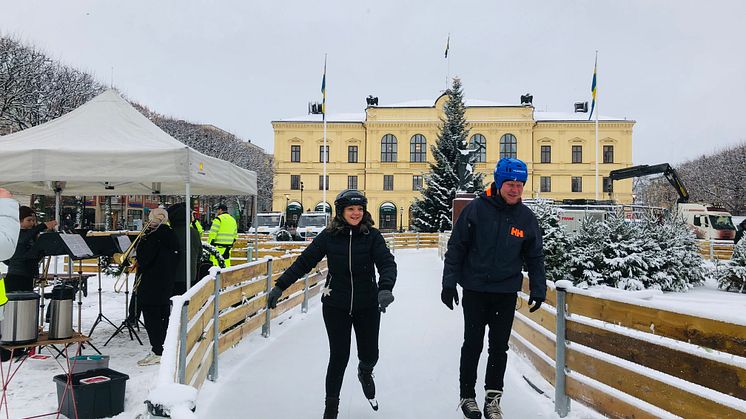 Kultur- och fritidsnämndens ordförande Johanna Larsson (M) och teknik- och fastighetsnämndens ordförande Henrik Lander (C) gjorde premiäråket.