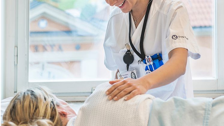 Möte mellan sjuksköterska och patient på kirurgavdelningen på Ersta sjukhus