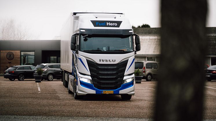 Billede 1 - Fra november sidste år til marts i år testkørte de to chauffører fra HT Transport lastbilen, IVECO S-WAY, på deres van...