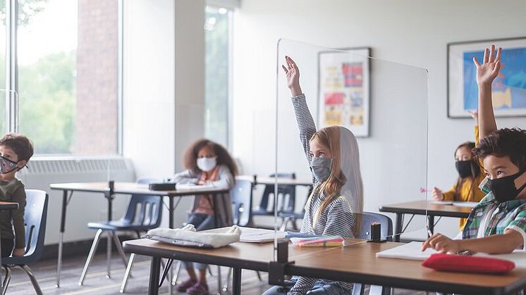 Kinder mit Maske im Schulunterricht.  Bildnachweis: iStock / Fly View Productions