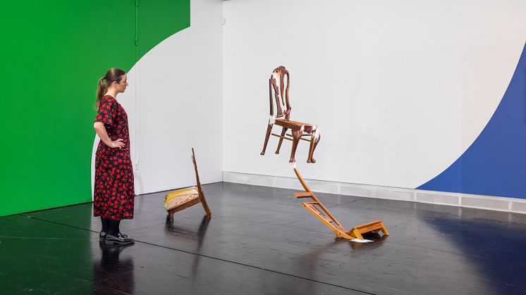 Sahar al-Khateeb, Neutralitet, 2017, begagnade möbler, blandteknik