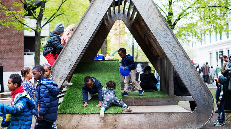Barn på Tøyen leker under Tøyenfest. Foto: Oda Berby