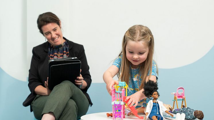  Studie von Barbie® und Neurowissenschaftlern der Universität Cardiff erforscht die Auswirkungen des Spiels mit Puppen 