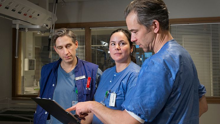 Populär ST-utbildning på Anestesi/IVA kliniken. Här samtalar ansvariga Kalle Löfström (tv) och Otto Ankarcrona (th) med ST-läkaren Jasmina Kurdija.