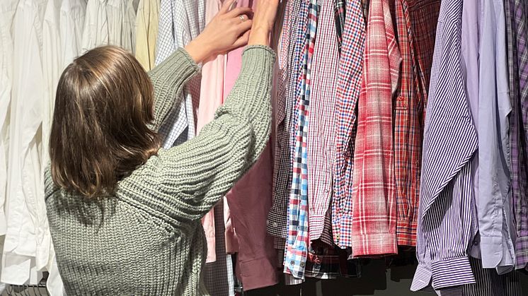 Allt fler väljer att handla second hand i Erikshjälpens butiker