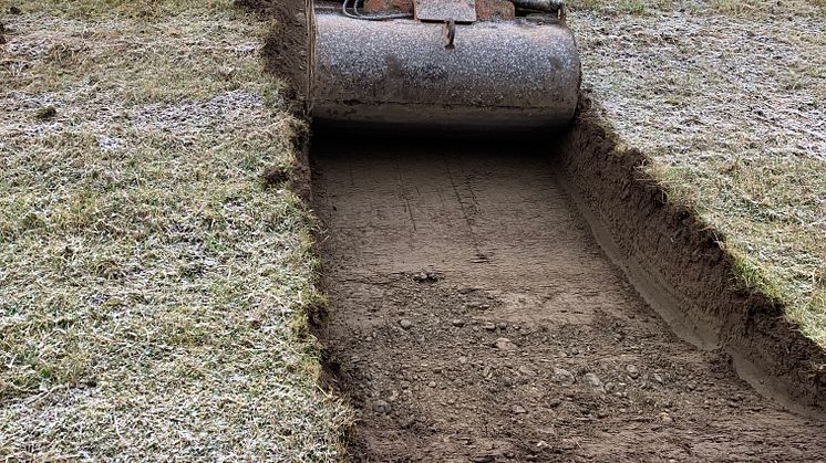 Schlitzweise wird der Boden ausgetauscht, mit durchlässigem Kies aufgeschüttet und mit heimischem Saatgut angesät. Das verbessert den Hochwasserschutz. (Bildnachweis: LEW )