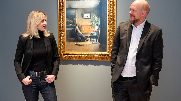 Karin Hindsbo ved Nasjonalmuseet og Petter Snare ved KODE er klare for å presentere Harriet Backers kunstnerskap til et større publikum. Her foran «Blått interiør» fra 1883 (foto: Ina Wesenberg).