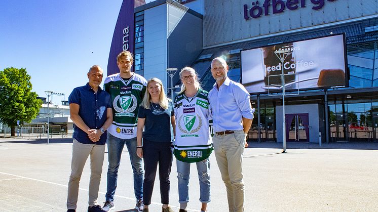 Löfbergs marknadschef Lena Rodin med Färjestad BK:S lagkaptener Julia Pettersson och Johan Ryno, och Niklas  Eriksson och Mats Tågmark från klubbens marknadsavdelning.