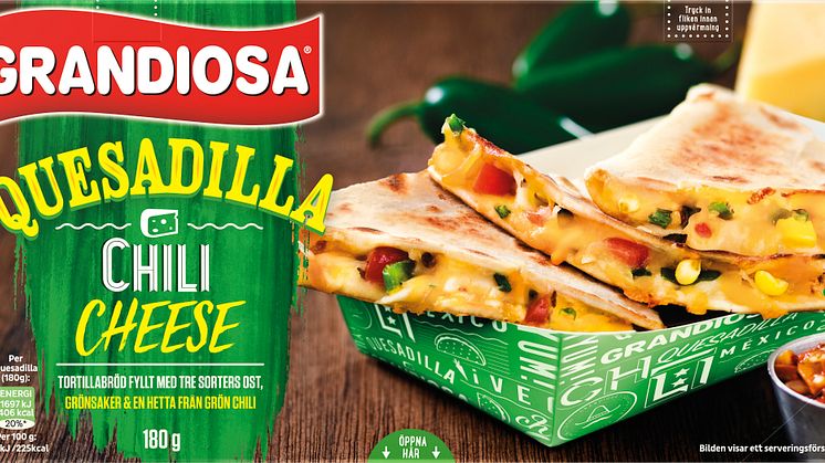 Quesadilla Chili Cheese från Grandiosa: Tunt gräddat tortillabröd, fyllning av majs, lök, cheddar, mozzarella, färskost och grön chili