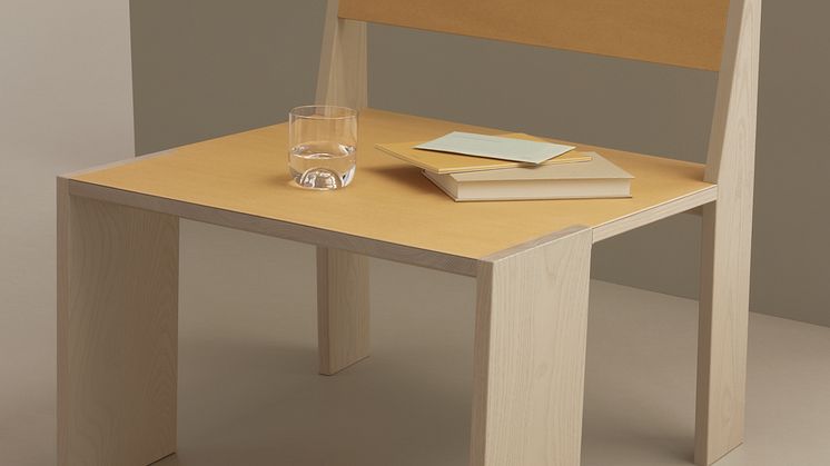 Chair with unpigmented Furniture Linoleum front.tif