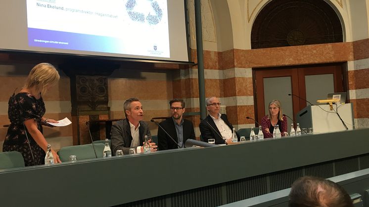 Paneldiskussion om cirkulär ekonomi i Rosenbad. Från vänster: Henrik Nilsson, styrelseordförande i Inrego, diskuterar utredningens förslag med Henrik Lampa, H&M, Urban Hansson Brusewitz, GD för Konjunkturinstitutet och Gunilla Glasare, SKL.