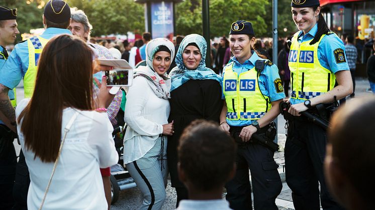 Festivalbesökare och poliser under Malmöfestivalen. Foto: Johan Bävman