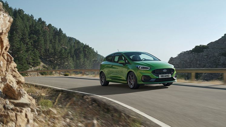 Som en del af den nye styling sidder den blå Ford-oval nu på Fiestaens grill. 