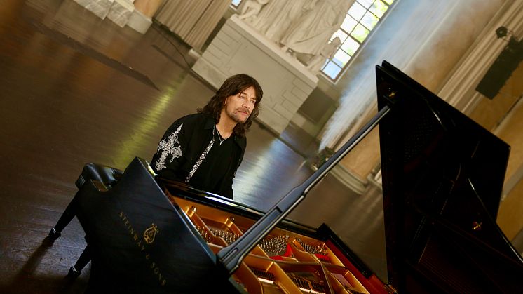 Robert Wells solo vid flygeln släpper ny musik och beger sig ut på konsertturné!