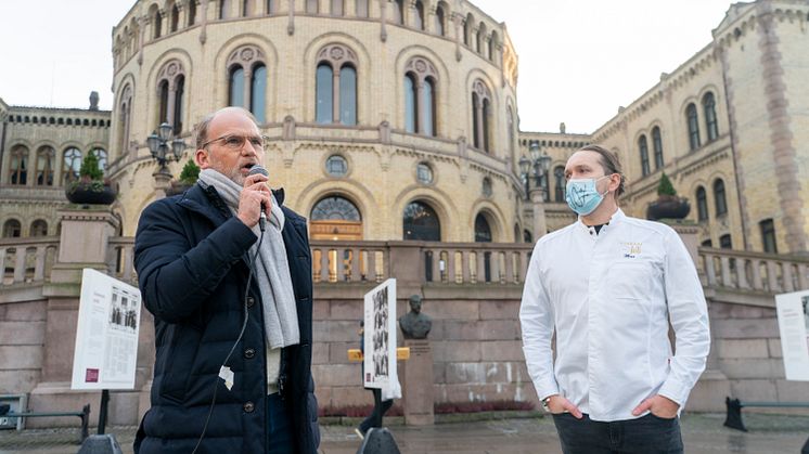 Torgeir Silseth holder appell foran Stortinget lørdag 18. desember. (Bildet kan kun benyttes i omtale av denne pressemeldingen. Foto: Terje Pedersen/NTB)
