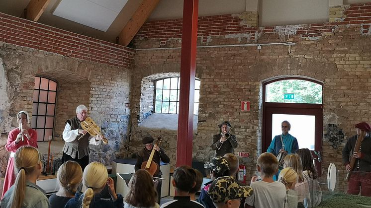 Musikerna i Ensemble Mare Balticum spelar på Torups slott för barn i Svedala kommun i ett Skapande skola-projekt.