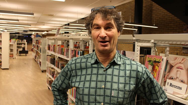 Geir Hellum bruker meråpent bibliotek på Lambertseter flere ganger i uka