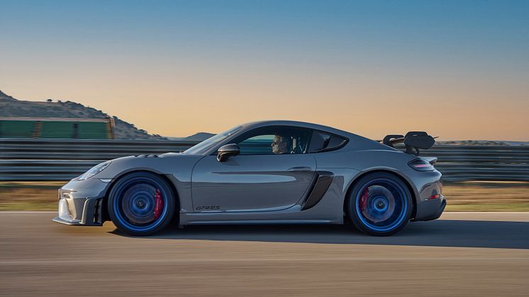 9 - 718 Cayman GT4 RS.jpg