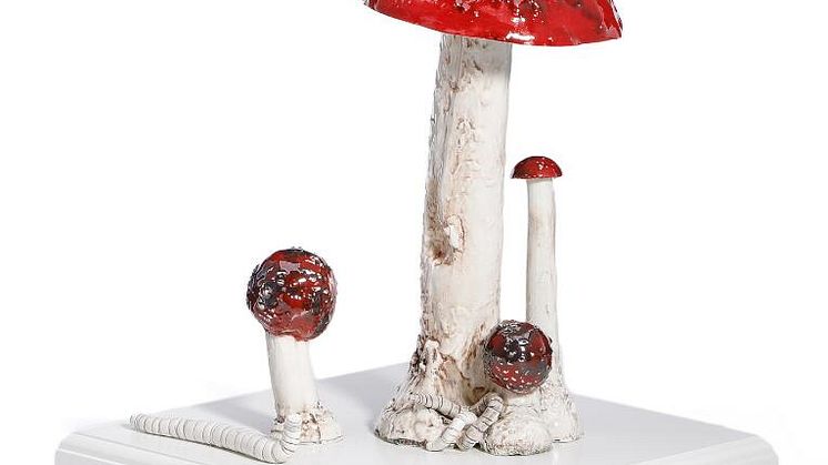 Maria Rubinke. Uden titel, 2022. Signeret. Polykromt dekoreret porcelæn på sokkel af træ. Højde 34 cm