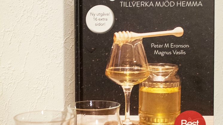 Mjödboken med 2 glas mjöd
