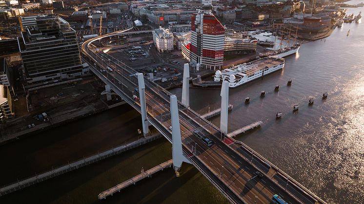 Trapptornen till Hisingsbron öppnas nu för allmänheten, en sista milstolpe i byggnationen av Göteborgs nya landmärke. Bild: Sjöberg media